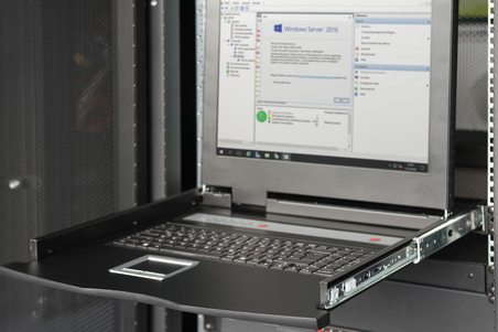 CONSOLE MODULARE CON SCHERMO 19" CON SWITCH 8 PORTE PER INSTALLAZIONE IN ARMADI RACK TASTIERA ITALIANA