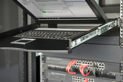 CONSOLE TFT 17" PER RACK 19" CON SWITCH KVM 8 PORTE CAT 5 TASTIERA ITALIANA