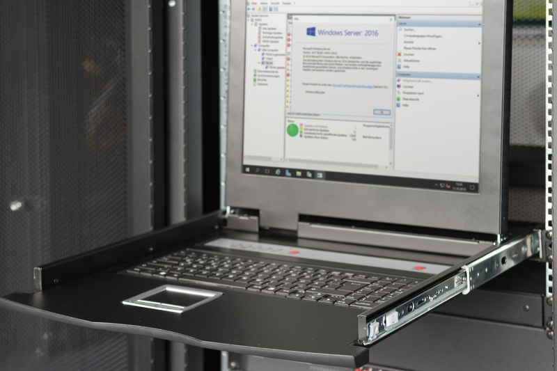 CONSOLE MODULARE CON SCHERMO 19" CON SWITCH 8 PORTE PER INSTALLAZIONE IN ARMADI RACK TASTIERA ITALIANA