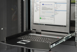 CONSOLE TFT 19" PER RACK 19 CON SWITCH KVM 16 PORTE CAT 5 TASTIERA ITALIANA