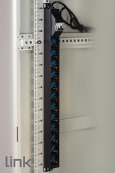MULTIPRESA VERTICALE A 12 PORTE UNIVERSALI PER ARMADI RACK CON INTERRUTTORE MAGNETOTERMICO