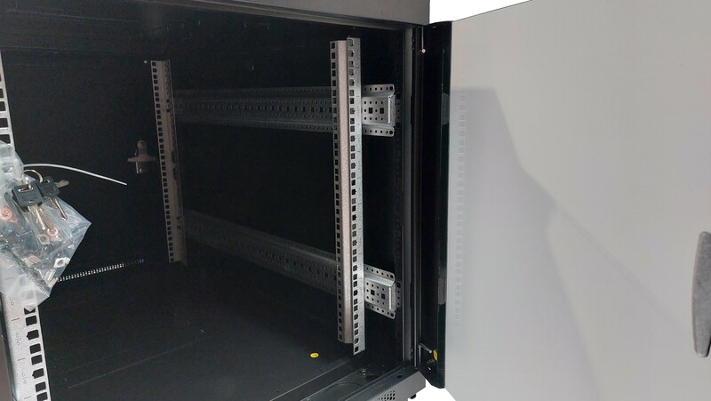 ARMADIO RACK 19" 12 UNITA' (A)700X (L)600 X PROFONDITA' 1000 MM. COLORE NERO PORTA VETRO