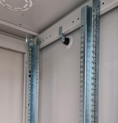 ARMADIO RACK PER RETI 19" 26U (A)1291, (L)600, (P)600 COLORE GRIGIO PORTA TRAFORATA SERIE EAVI