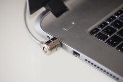 CAVO DI SICUREZZA PER NOTEBOOK CHIUSURA A CHIAVE MT. 1,50